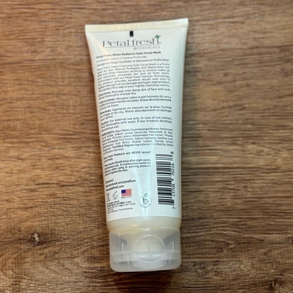 PETAL FRESH White Radiance Facial Wash Deep Cleansing Pineapple Watermelon 200ml - Picture 2 of 4